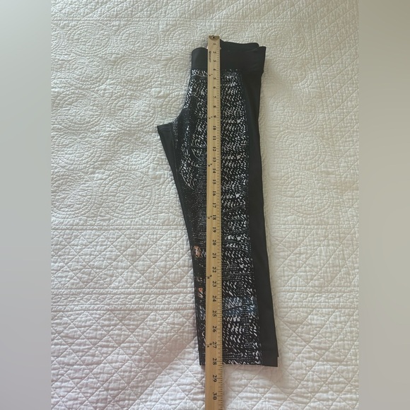 Under Armour Compression Pants. Size Medium - Picture 8 of 8